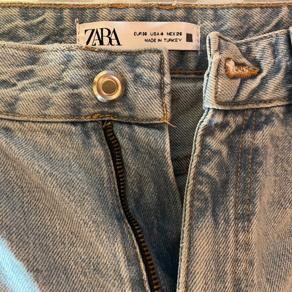 Zara Women’s Light Wash Jeans